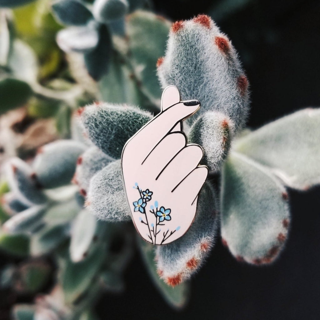 Hemleva Finger Heart Pin